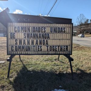 Entrega de Boletines en Comunidades Unidas en Swannanoa